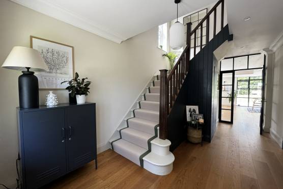 3475W 18 filming location house in Leeds entrance hallway and staircase.jpg