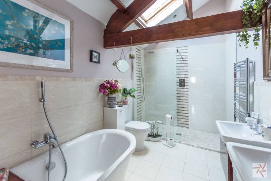 3134N 12 filming location in north yorkshire bathroom with exposed beams