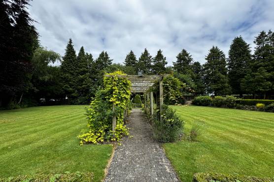 3479C 37 photo shoot location house in Cheshire period property gardens.JPG