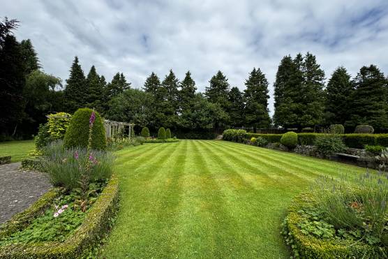 3479C 39 tv shoot location house in Cheshire gardens.JPG