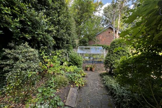 3489M 17 filming location in Manchester period property garden.JPG