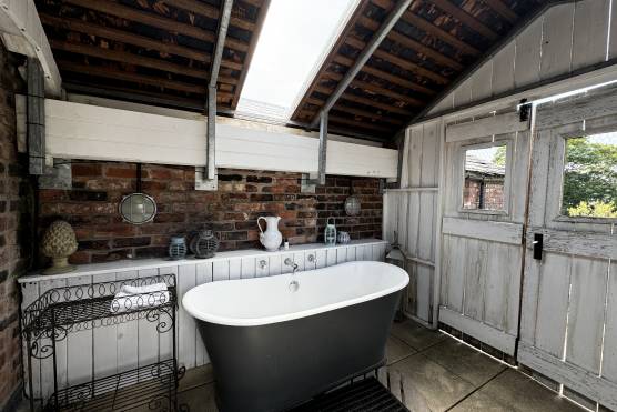 3489M 28 tv shoot location in Manchester outdoor rustic bath.jpg