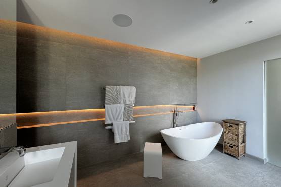 3487M 31 photo shoot location house in Manchester contemporary bathroom.jpg