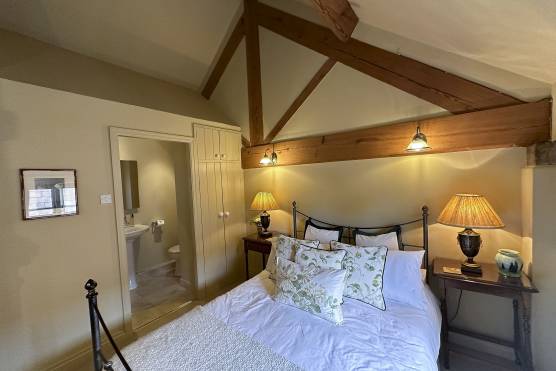 3492C 13 filming location house in Cheshire bedroom.jpg