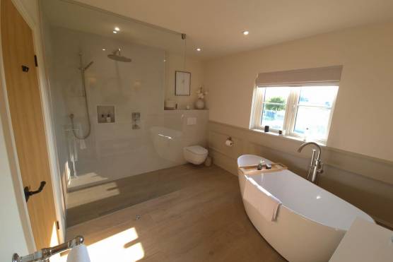 3498W-12-filming-location-in-West-Yorkshire-bathroom.JPG