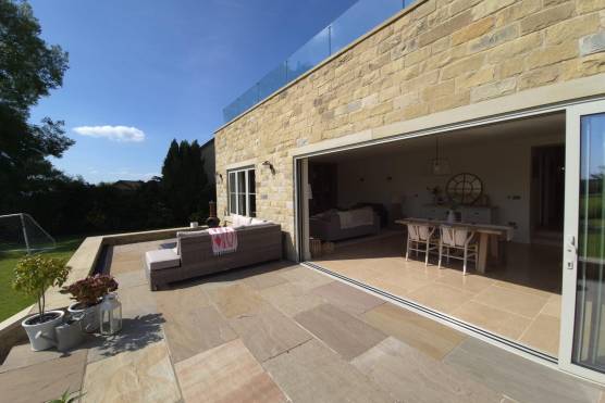 3498W 15 filming location house in West Yorkshire large garden with patio area