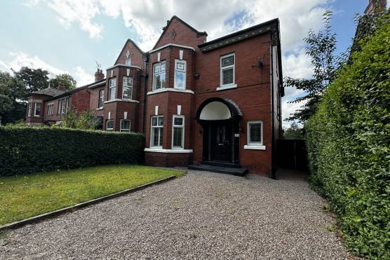 3493C 30 filming location house in Cheshire large driveway