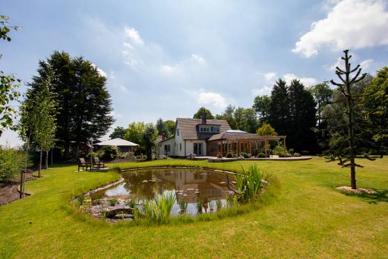 3497C 28 tv drama location house in Cheshire stylish home with large garden with rural views