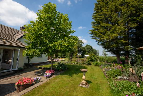 3497C 31 photo shoot location house in Cheshire stylish home with large garden with rural views and pond