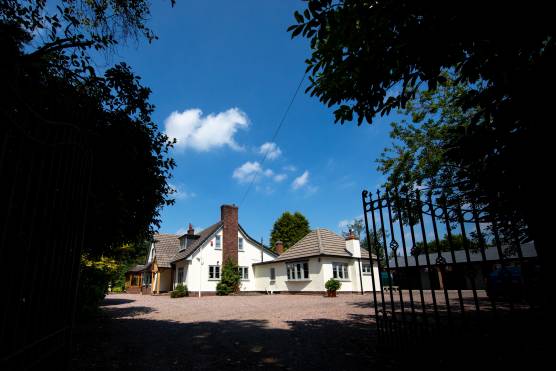 3497C 36 photo shoot location house in Cheshire stylish home with large garden with rural views and pond