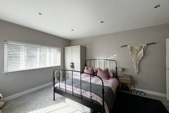 3495C 22 tv shoot location house in Cheshire stylish family home with large bedroom