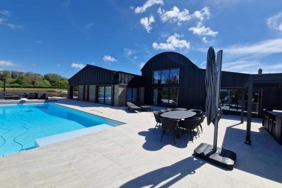 3500BR 18 tv drama location house in Bristol contemporary location in with outdoor swimming pool