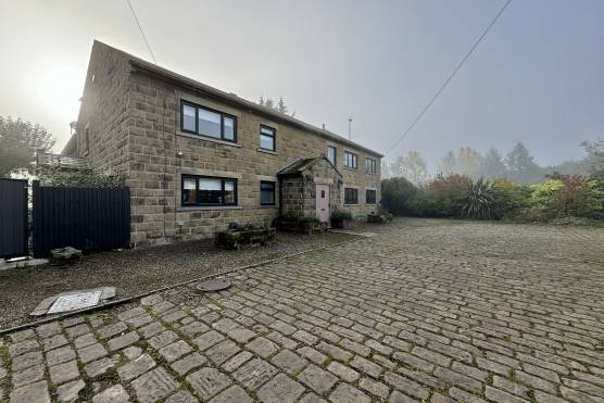 3510W 28 tv drama location house in West Yorkshire family home with large garden and driveway