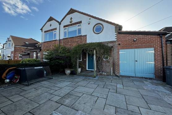 3507M 14 tv commercial location house in Manchester with large driveway