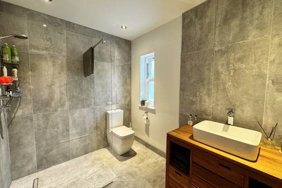 3509C 25 filming location house in Cheshire family home with large bathroom