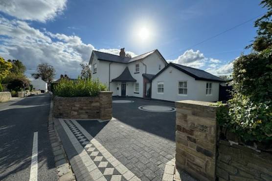 3509C 37 tv shoot location house in Cheshire family home with large garden and driveway