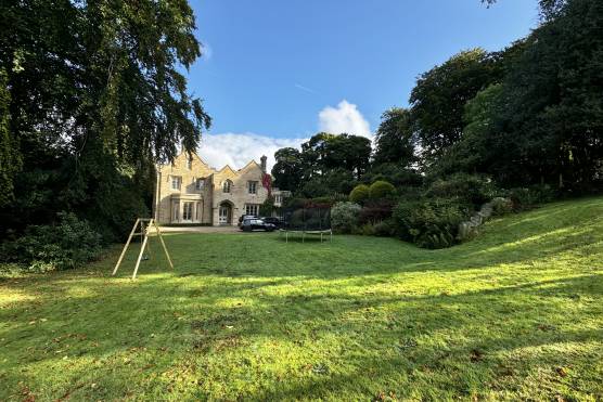 3508C 26 photo shoot location house in Derbyshire Grade II listed building with large garden