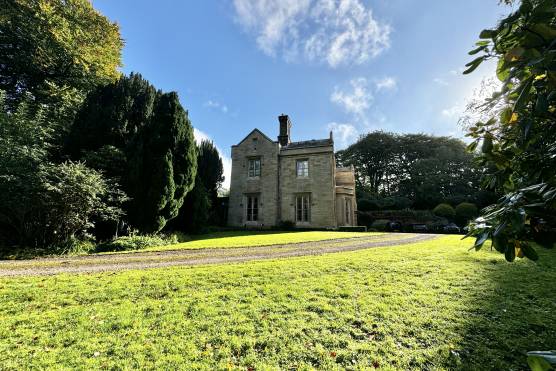 3508C 32 tv shoot location house in Derbyshire Grade II listed building with large garden