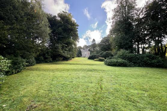 3508C 37 tv shoot location house in Derbyshire Grade II listed building with large garden