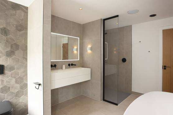 3514W 19 TV drama location house in West Yorkshire bathroom.jpg