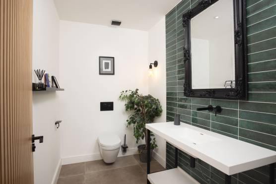 3514W 24 tv drama location house in West Yorkshire bathroom.jpg