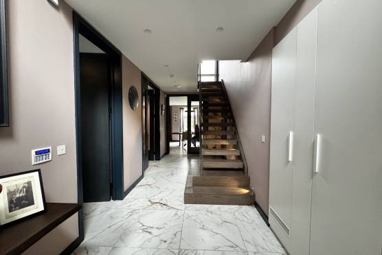 3515C-20-tv-drama-location-house-in-Cheshire-modern-staircase.jpg