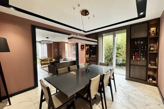 3515C 8 filming location house in Cheshire modern dining room.jpg