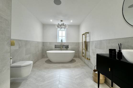 3504M 21 photo shoot location house in Manchester modern bathroom.jpg