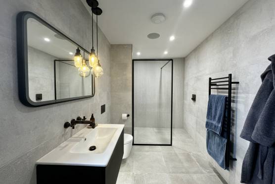 3504M 28 tv shoot location house in Manchester bathroom.jpg