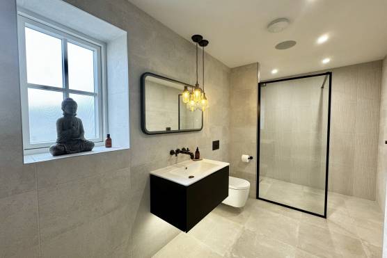 3504M 29 tv commercial location house in Manchester bathroom.jpg