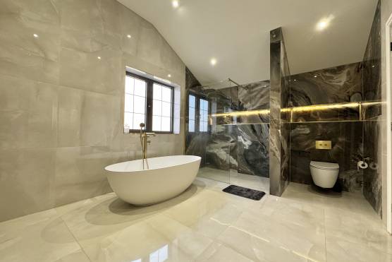 3516L 17 filming location house in Lancashire modern bathroom.jpg