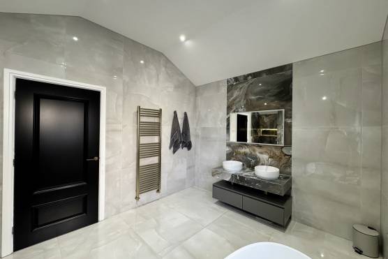 3516L 18 tv shoot location house in Lancashire bathroom.jpg