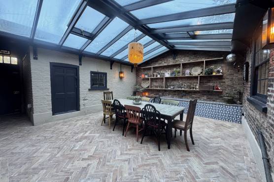 3522N 13 tv drama location house in North Yorkshire exposed brick dining area