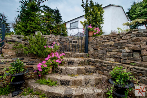 3148W rural garden location with pretty stone steps to hire for photo shoots