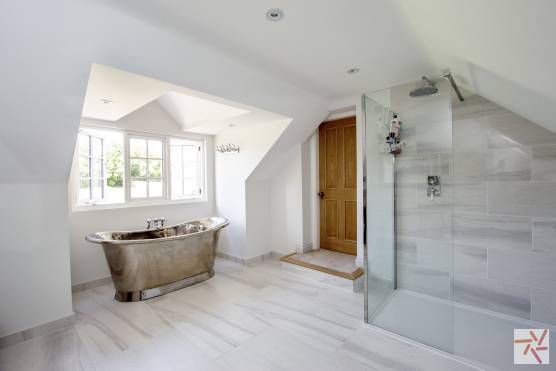 3152C 21 photo shoot location in cheshire large contemporary bathroom