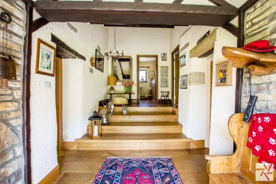 3187W 10 filming location house in west yorkshire entrance hallway