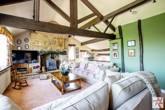 3187W 7 tv drama location house in west yorkshire living room with exposed beams