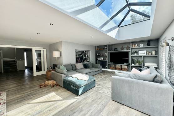 3495C 8 tv drama location house in Cheshire stylish family home with large open plan living area