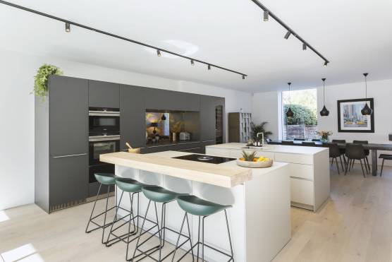 3224C-1-photo-shoot-location-house-in-cheshire-modern-kitchen.jpg