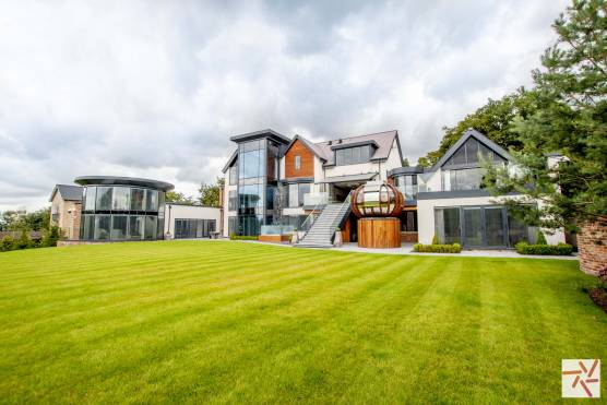 3244C-1-filming-location-house-in-Cheshire-contemporary-property-with-swimming-pool.jpg