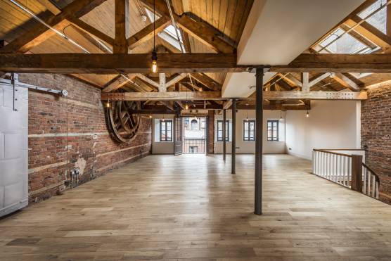 3314M 1 photo shoot location in Manchester large studio with exposed brick and beams