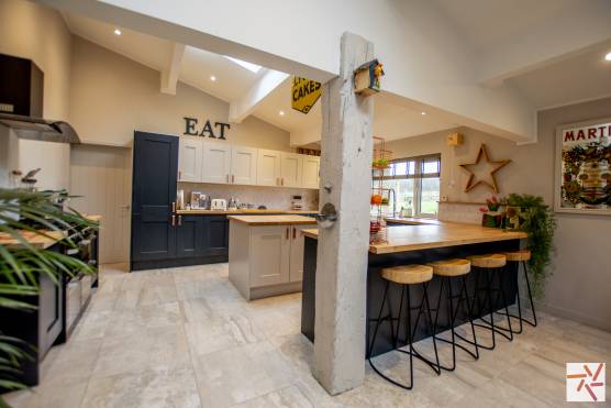 3321L-1-photo-shoot-location-house-in-Lancashire-open-plan-kitchen.jpg