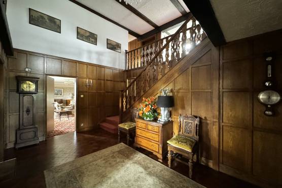 3464C 1 photo shoot location house in Cheshire farmhouse with wood panelled entrance and staircase