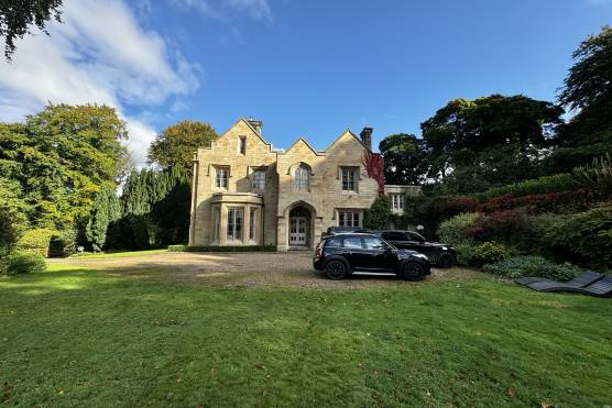 3508C 1 photo shoot location house in Derbyshire Grade II listed building with stunning living room and impressive staircase