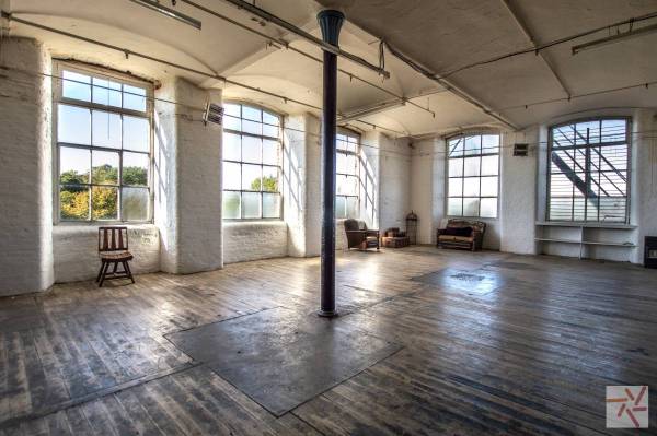 3156C 1 photo shoot location in cheshire warehouse with beautiful windows